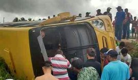 Ônibus escolar com 30 estudantes tomba em estrada na zona rural de Craíbas