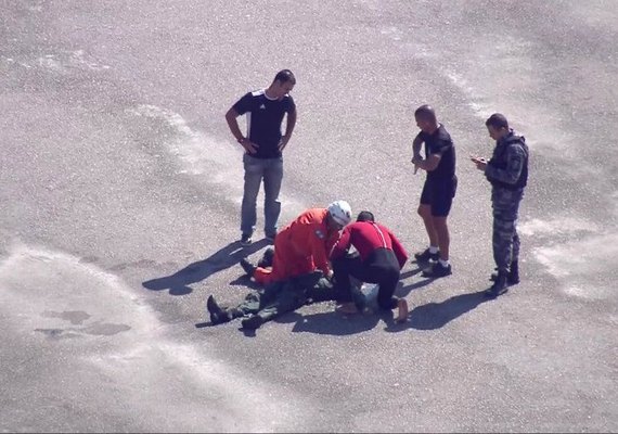 Helicóptero da PM cai na Baía de Guanabara perto da favela da Maré