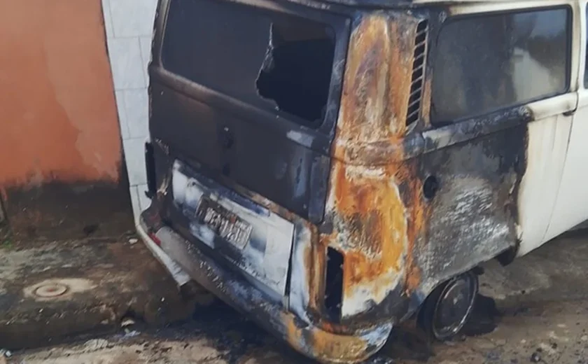 Kombi fica em chamas na madrugada em Palmeira dos Índios