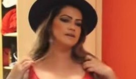 Ex-BBB Fani sensualiza de lingerie vermelha e diz: 'Adoro o meu peito caído'