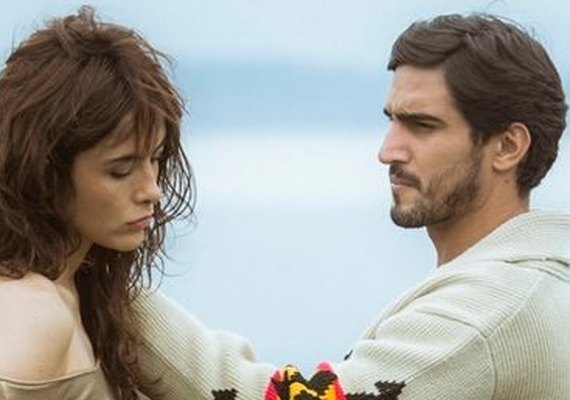 Flagrados aos beijos, Casadevall e Renato Góes têm cenas de sexo em novela