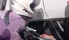 Carro capota e motorista fica preso às ferragens na Santa Amélia