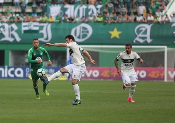 Chapecoense marca no último minuto e rebaixa Coritiba