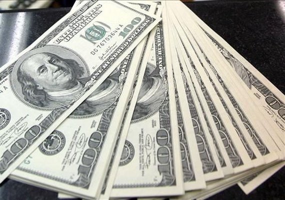 Dólar sobe e bate R$ 3,21, com investidores de olho em greve e manifestações