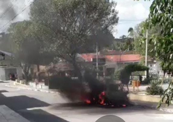 Vídeo: carro pega fogo no centro do município de Dois Riachos