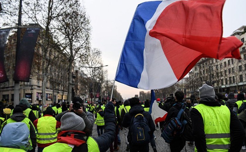 Coletes amarelos vão às ruas na França no 5º sábado de protestos