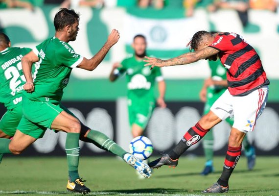 Flamengo perde da Chapecoense, mas mantém liderança