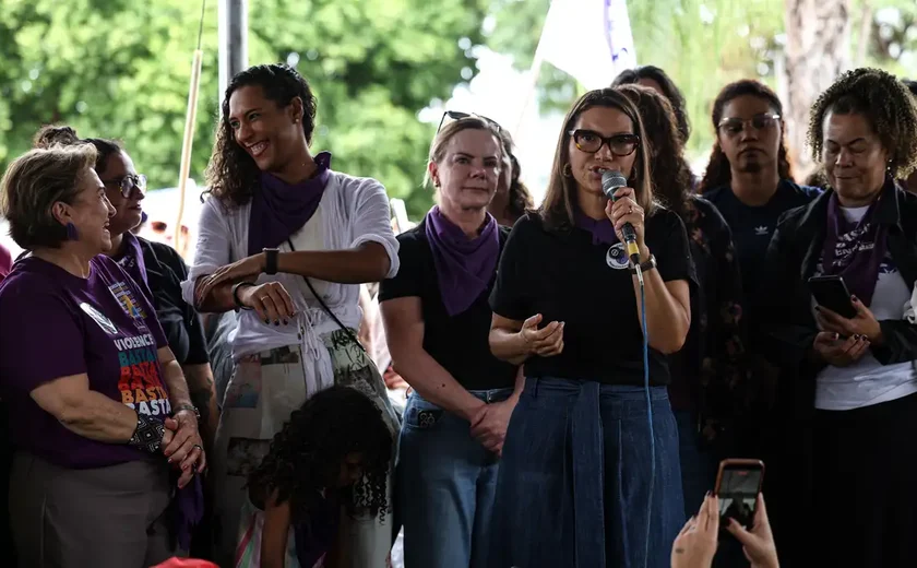 Ministras exaltam luta das mulheres em ato contra o feminicídio