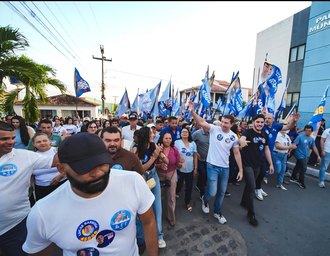 Lucas Barbosa é recebido por multidão em grande ato político em Feira Grande