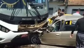 Duas pessoas morrem e uma fica ferida em acidente entre ônibus e carro em Maceió