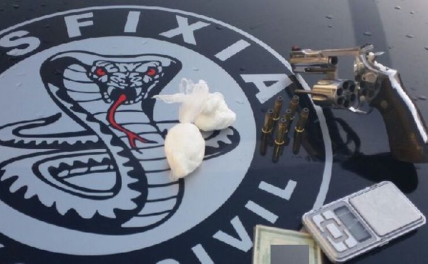 Foragido da Justiça é preso em Maceió com revólver e drogas