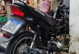 Motociclista morre após perder direção do veículo e colidir violentamente contra poste de energia elétrica
