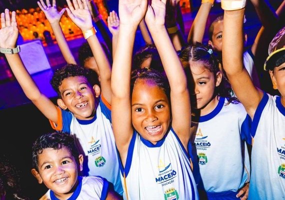 Ação leva crianças da rede pública municipal para dia de diversão no circo