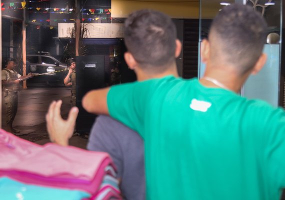 Bope simula crise com reféns no centro de Maceió durante curso