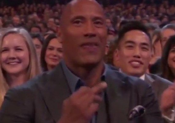 The Rock é flagrado mostrando dedo do meio para colega em premiação; veja o vídeo