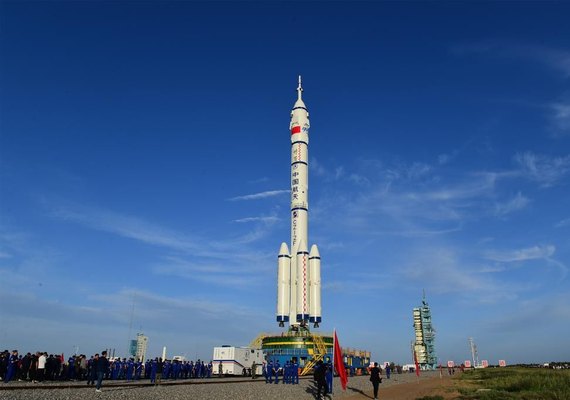 Foguete está pronto para enviar primeira tripulação à estação espacial da China