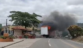 Carreta pega fogo e mobiliza PRF na BR-316 em Maribondo
