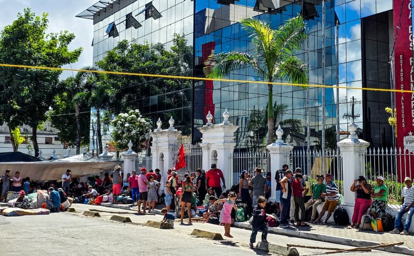 Sem Terra ocupam entrada do Palácio contra despejos em Alagoas