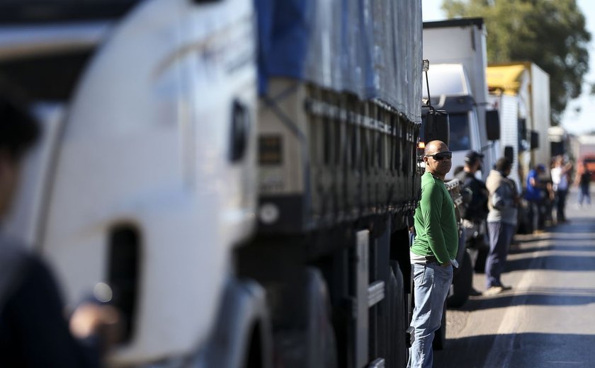 Paralisação de caminhoneiros atinge rodovias de mais de 20 estados