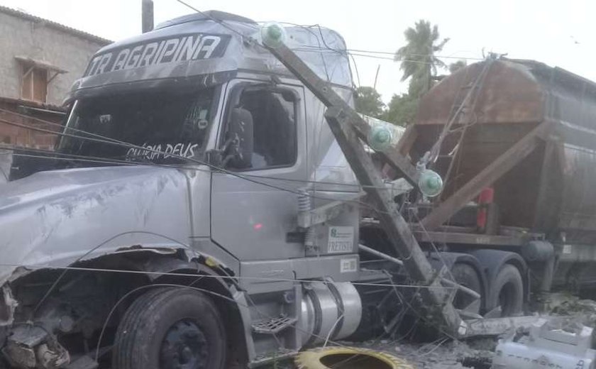 Caminhão carregado com 60 toneladas de açúcar causa acidente em Ipioca 