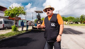 Prefeito Gilberto Gonçalves fiscaliza obra de pavimentação no Conjunto Jarbas Oiticica em Rio Largo