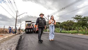 Gilberto Gonçalves e Gabi Gonçalves fiscalizam pavimentação asfáltica de avenida em Rio Largo