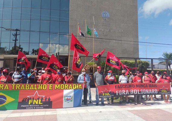 Representantes do FNL protestam em frente ao Tribunal de Justiça de Alagoas