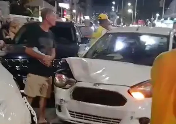 Motorista embriagada causa acidente e atinge outros carros na Ponta Verde