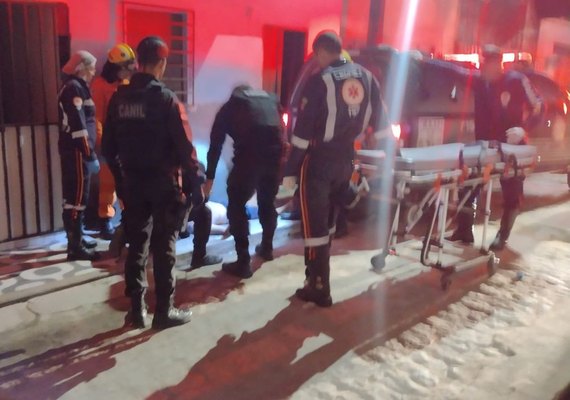 Pai e filha de 3 anos são baleados enquanto assistiam jogo na sala de casa