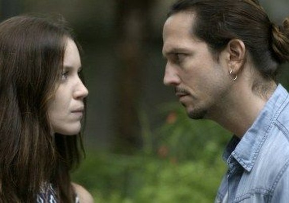 'Rock Story': Júlia beija ex-namorado e Gui fica com medo de perdê-la