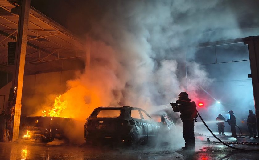 Incêndio em oficina mecânica destrói carros em Arapiraca