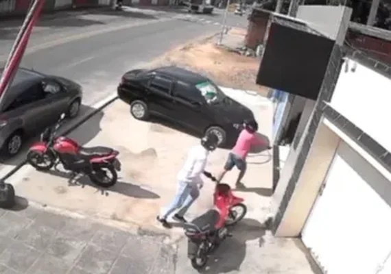 Dupla em motocicleta assalta loja recém-inaugurada no bairro Santa Amélia, em Maceió