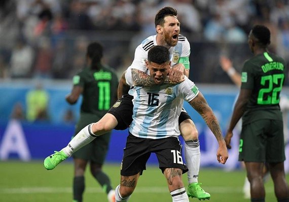 Argentina sofre, mas vence a Nigéria e se classifica para encarar a França