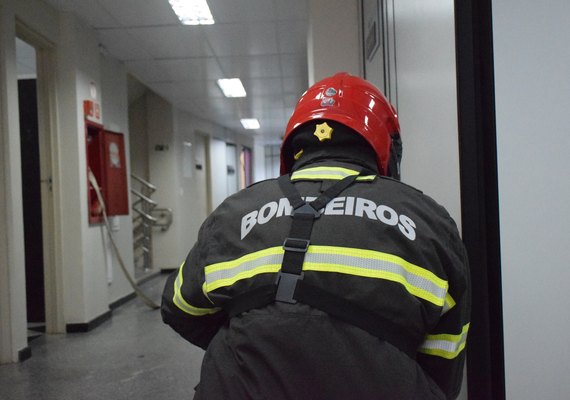 Na Ponta Verde, nove pessoas ficam presas em elevador de edifício