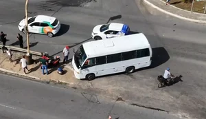 Acidente entre moto e micro-ônibus deixa mulher ferida em Arapiraca