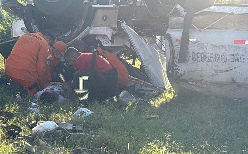 Caminhão-pipa capota na Ladeira da Colina e deixa vítima presa às ferragens em Penedo