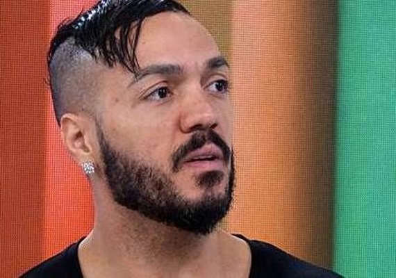 Belo deixa show em carro da polícia e se explica na web