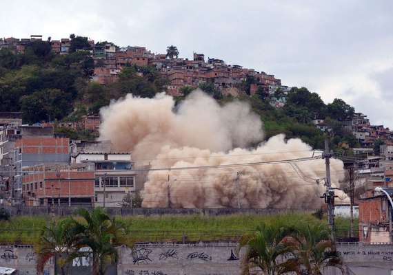 Prefeitura do Rio implode prédio do Ministério da Fazenda na Mangueira