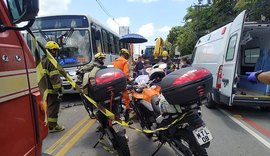 Motociclista que ficou imprensado com a esposa em acidente envolvendo caminhão guindaste e ônibus teve braço amputado