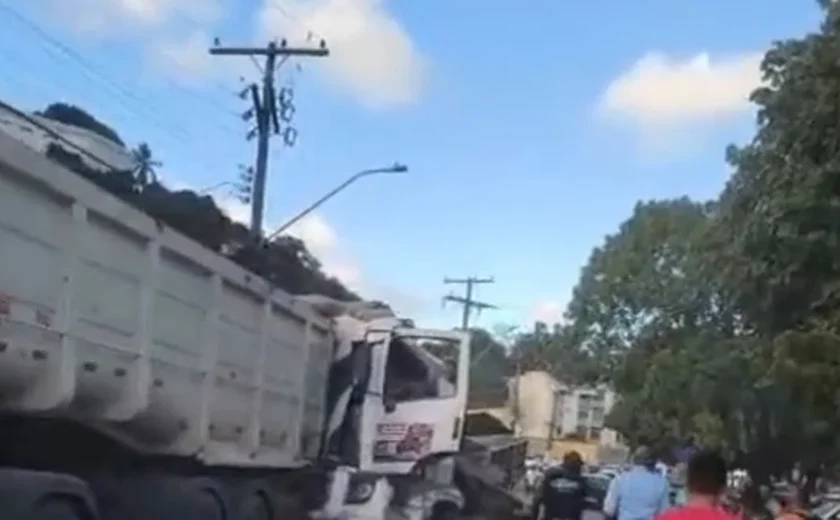 Acidente entre dois caminhões e um carro provoca transtornos na Cambona