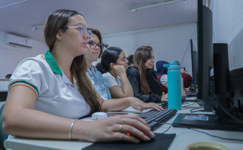 Alagoas supera 70% das escolas públicas conectadas e Brasil avança para universalizar internet na educação até 2026