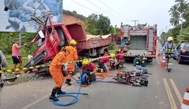 Caminhão derruba poste nas proximidades de Ipioca
