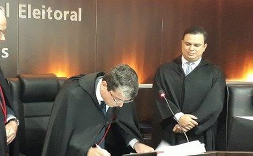 Jurista Hermann de Almeida Melo toma posse como desembargador eleitoral