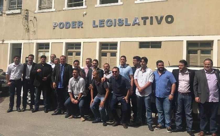 Vereadores fazem ato em apoio a parlamentar preso em Pilar