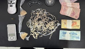 PM apreende mais de 700 pedras de crack, arma de fogo e recupera moto roubada