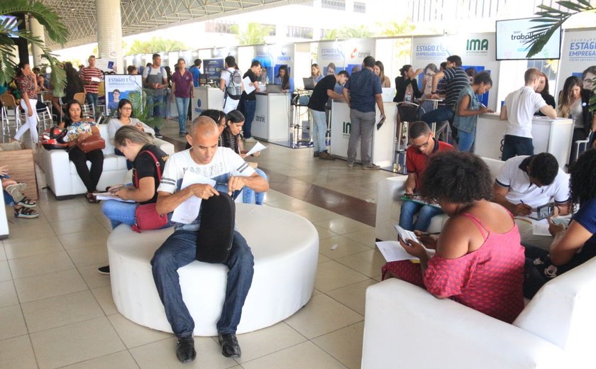 Feira de emprego atrai mais de 5 mil interessados em Maceió