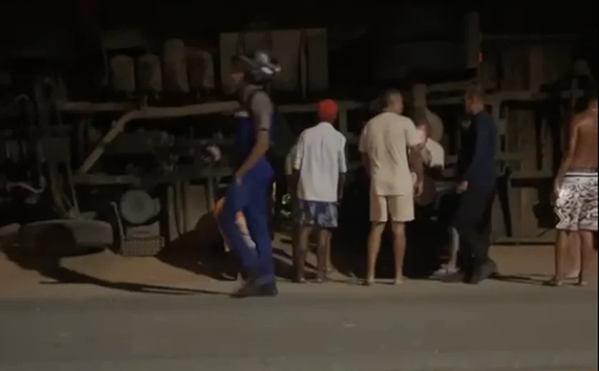 Carreta tomba em rodovia e motorista fica preso às ferragens em União dos Palmares
