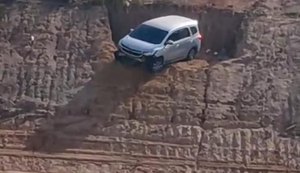 Carro quase cai em córrego após acidente em Maceió