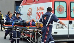 Acidente deixa três pessoas feridas após veículo bater em poste na Via Expressa