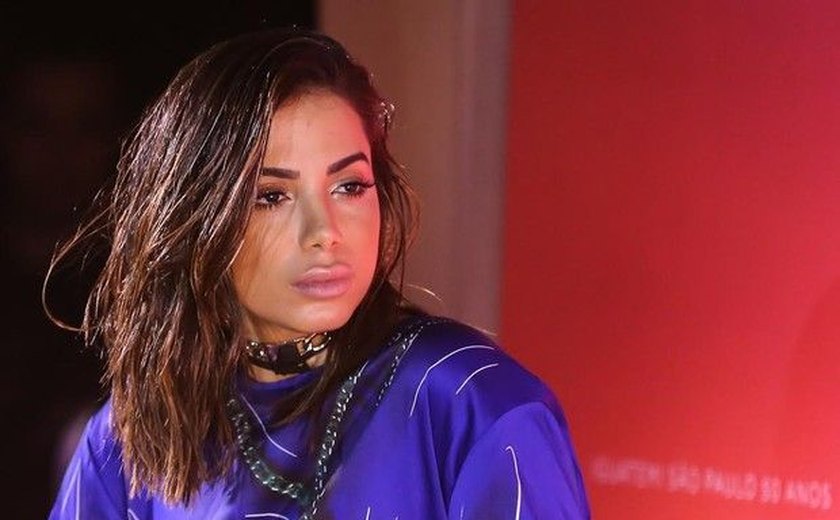 Anitta participa de bate-papo sobre moda, mas boca volumosa rouba a cena